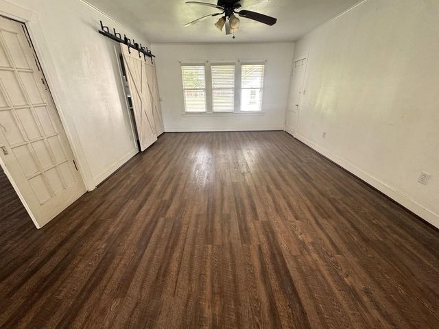 913 Fowlkes Street, Sealy, TX 77474