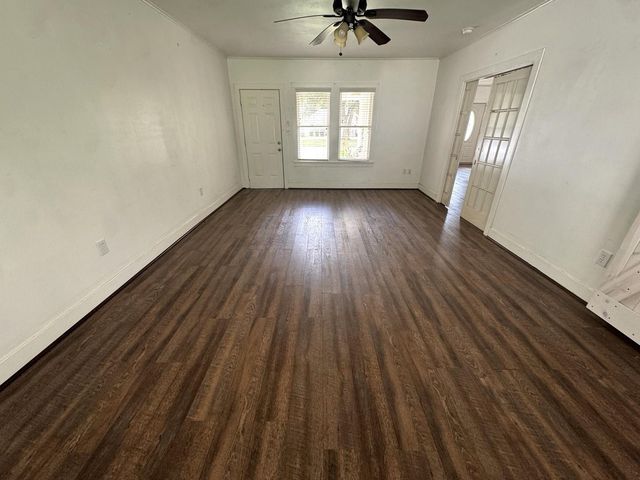 913 Fowlkes Street, Sealy, TX 77474