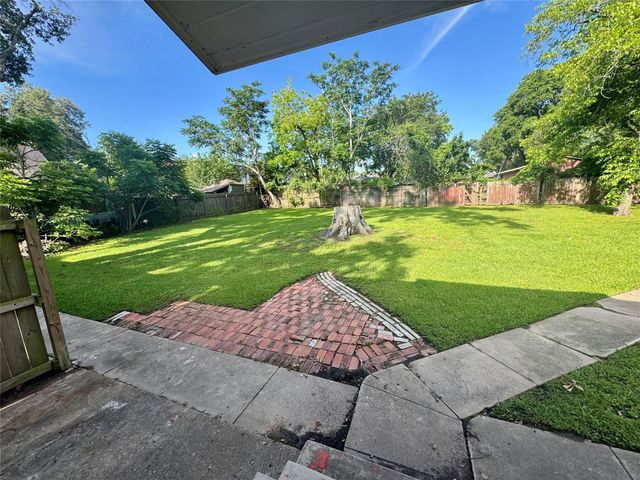 913 Fowlkes Street, Sealy, TX 77474