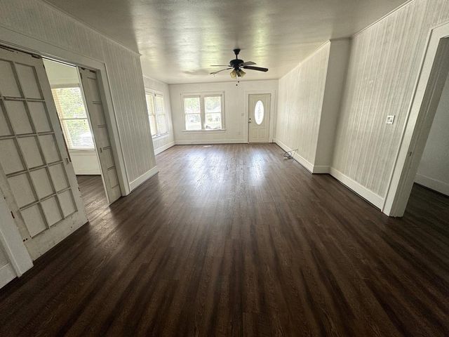913 Fowlkes Street, Sealy, TX 77474
