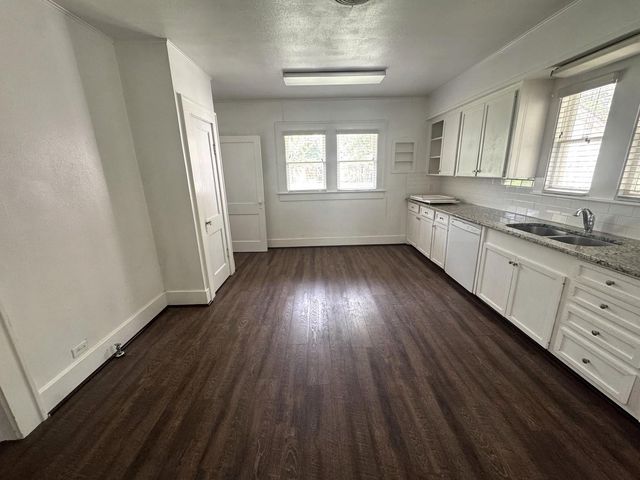 913 Fowlkes Street, Sealy, TX 77474