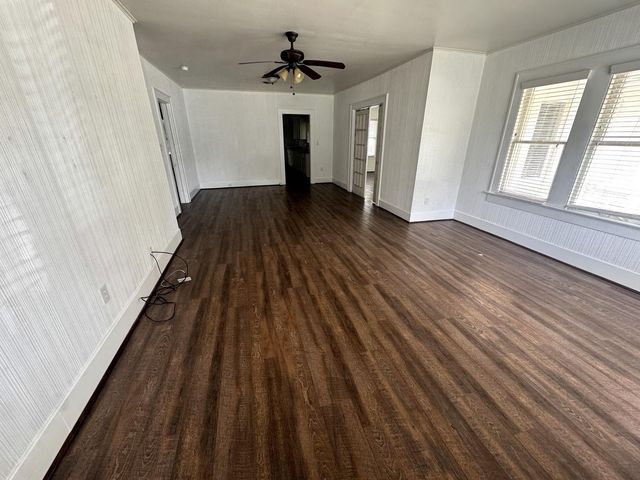 913 Fowlkes Street, Sealy, TX 77474