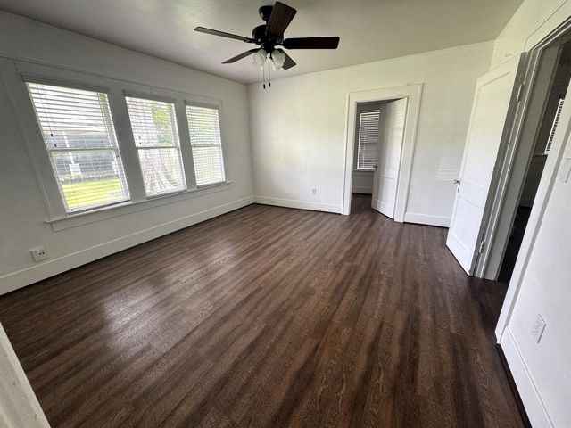 913 Fowlkes Street, Sealy, TX 77474