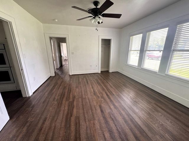 913 Fowlkes Street, Sealy, TX 77474