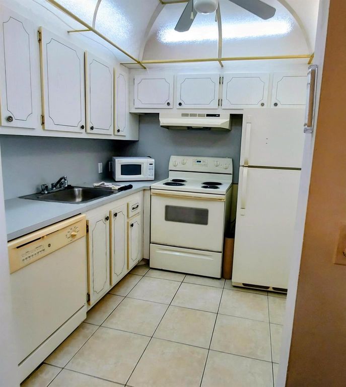 Image 7 of property listing at 160 Preston D 160, Boca Raton, FL 33434
