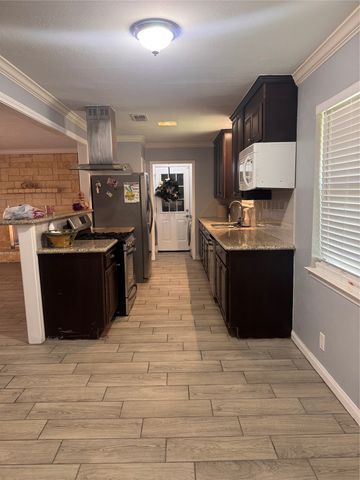 514 Lynn Drive E, Irving, TX 75062