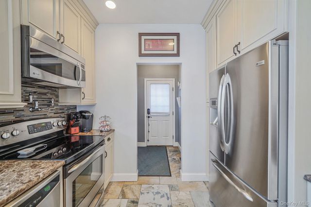 24 Embassy Road, Selden, NY 11784