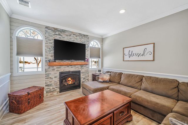 24 Embassy Road, Selden, NY 11784