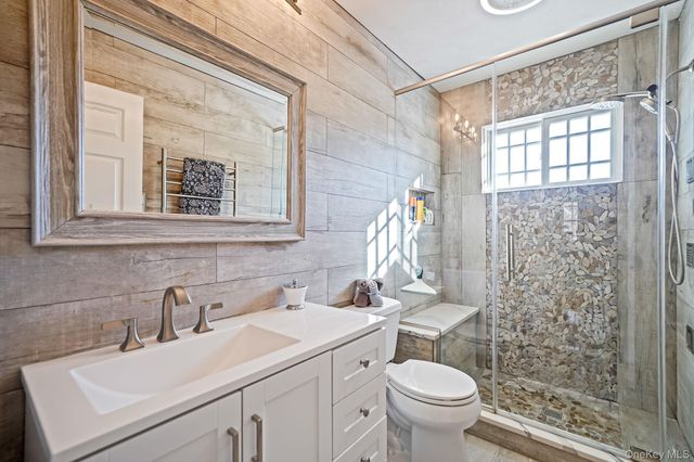 24 Embassy Road, Selden, NY 11784