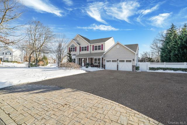 24 Embassy Road, Selden, NY 11784