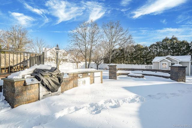 24 Embassy Road, Selden, NY 11784