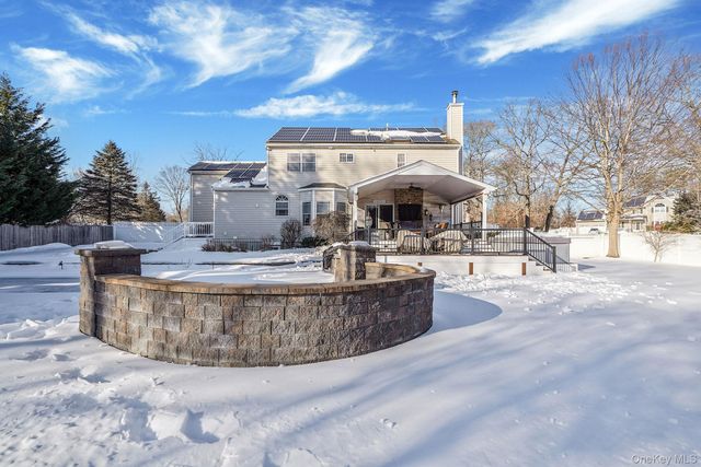 24 Embassy Road, Selden, NY 11784