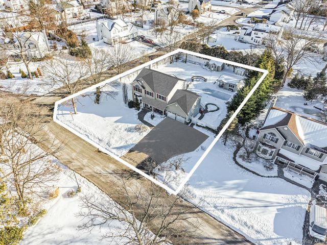 24 Embassy Road, Selden, NY 11784