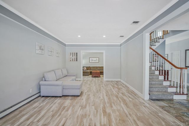 24 Embassy Road, Selden, NY 11784