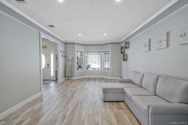 24 Embassy Road, Selden, NY 11784