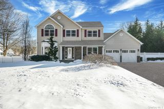24 Embassy Road, Selden, NY 11784
