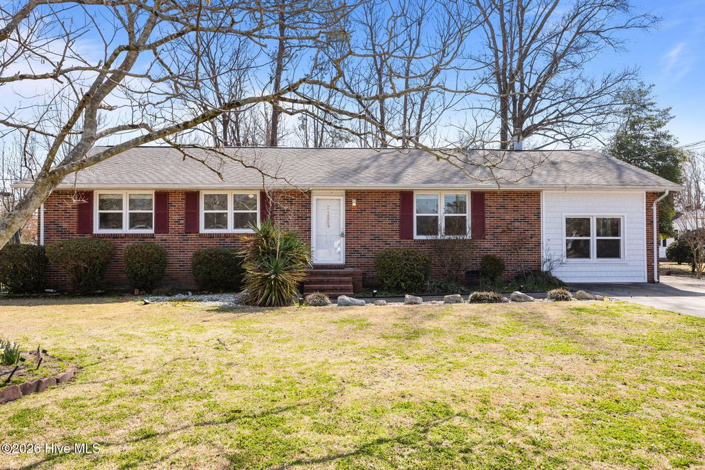 2909 Northwoods Drive, Jacksonville, NC 28540