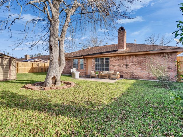 55 Sweetgum Court, Lake Jackson, TX 77566