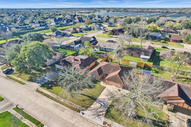 55 Sweetgum Court, Lake Jackson, TX 77566