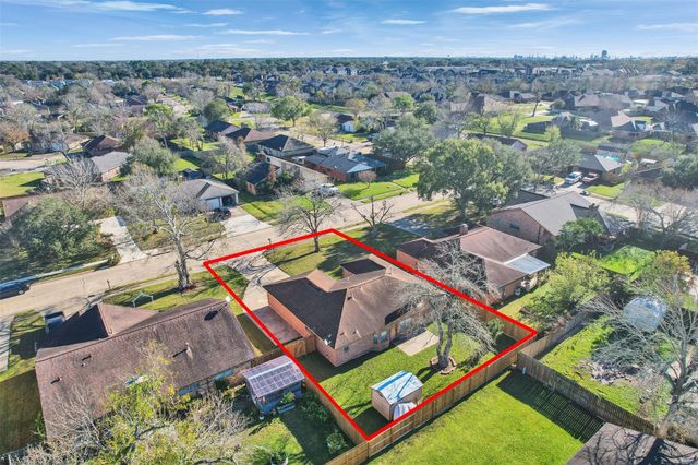 55 Sweetgum Court, Lake Jackson, TX 77566