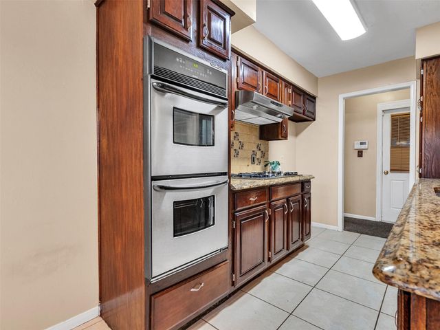 55 Sweetgum Court, Lake Jackson, TX 77566