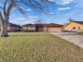 55 Sweetgum Court, Lake Jackson, TX 77566