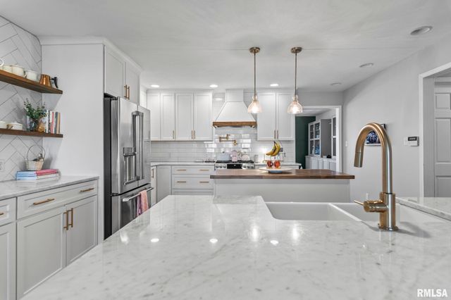 5930 N LAKE Road, Springfield, IL 62711