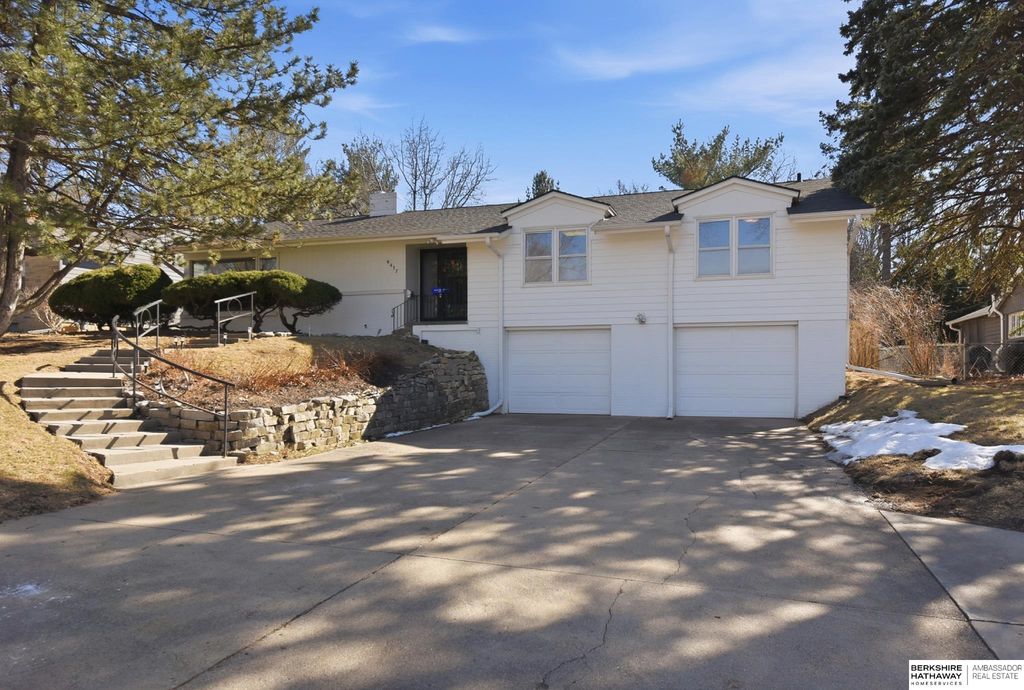 6477 Cuming Street, Omaha, NE 68132