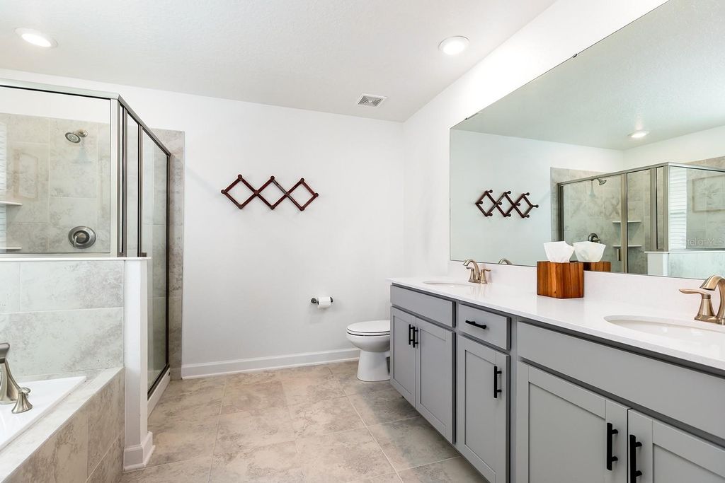 Image 18 of property listing at 9935 INTRODUCTION WAY, Orlando, FL 32832