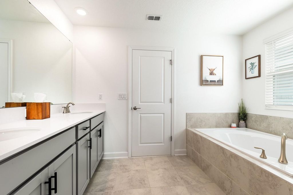 Image 20 of property listing at 9935 INTRODUCTION WAY, Orlando, FL 32832
