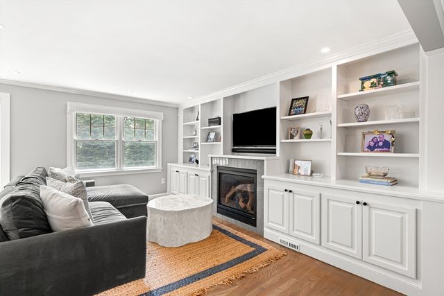 23 Northgate Rd, Wellesley, MA 02481