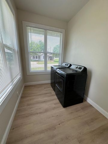 719 W 3rd ST, Taylor, TX 76574