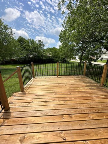 719 W 3rd ST, Taylor, TX 76574