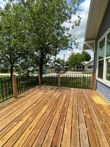719 W 3rd ST, Taylor, TX 76574