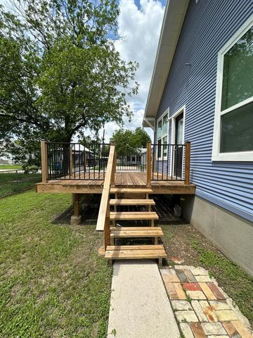 719 W 3rd ST, Taylor, TX 76574