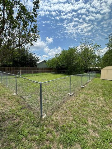 719 W 3rd ST, Taylor, TX 76574