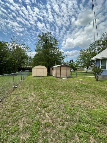 719 W 3rd ST, Taylor, TX 76574