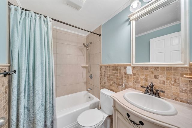 65 Florita Dr, Framingham, MA 01702