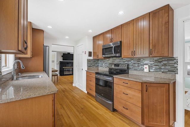 65 Florita Dr, Framingham, MA 01702