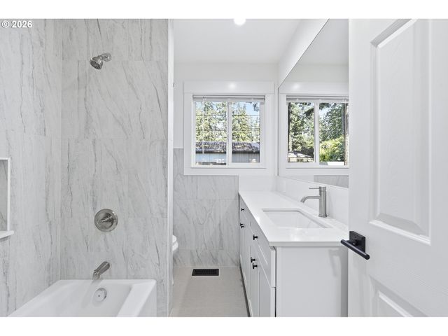 14035 Se HARRISON St, Portland, OR 97233