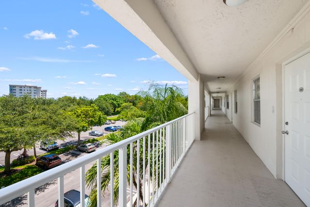3510 Oaks Way 406, Pompano Beach, FL 33069