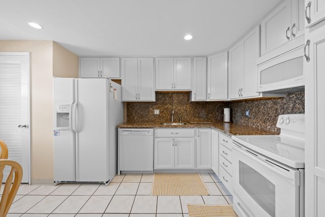 3510 Oaks Way 406, Pompano Beach, FL 33069