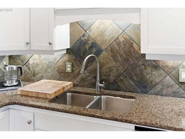 2246 SAINT MORITZ Loop, West Linn, OR 97068