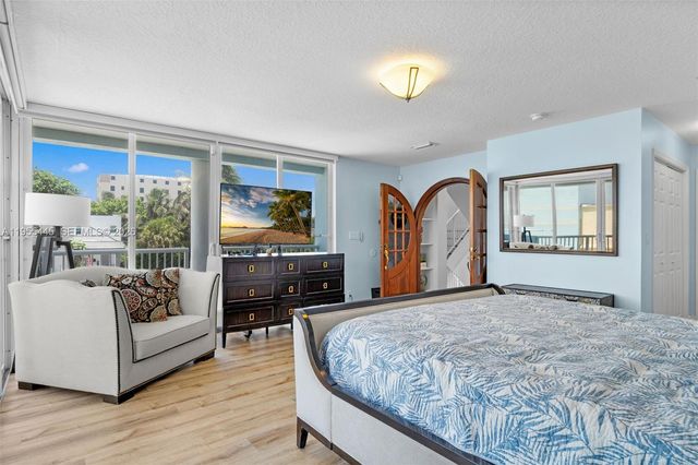 311 N Surf Rd, Hollywood, FL 33019