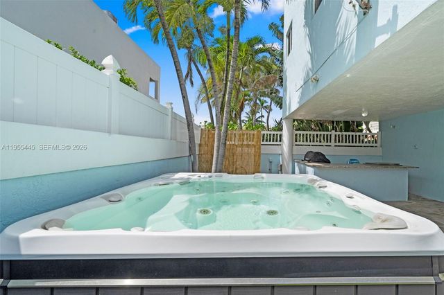 311 N Surf Rd, Hollywood, FL 33019