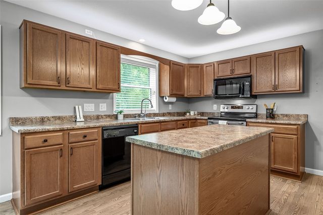 1105 Maple Street, Robins, IA 52328