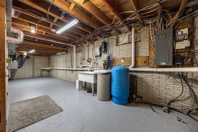 1105 Maple Street, Robins, IA 52328