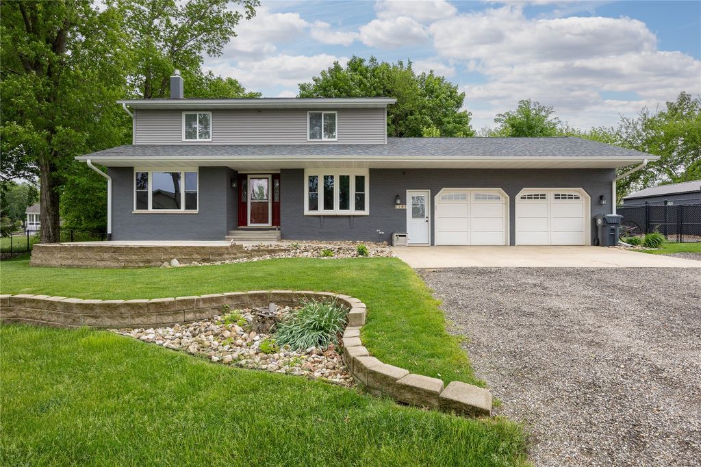 1105 Maple Street, Robins, IA 52328