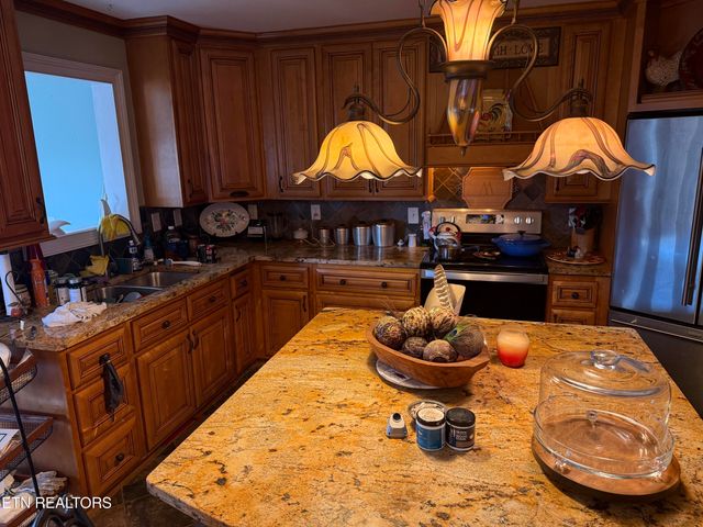 1195 Smith Valley Rd, Lenoir City, TN 37772