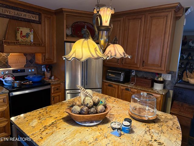 1195 Smith Valley Rd, Lenoir City, TN 37772